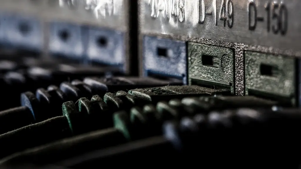Rack de red con cables y conectores en penumbra, la infraestructura detrás de una automatización