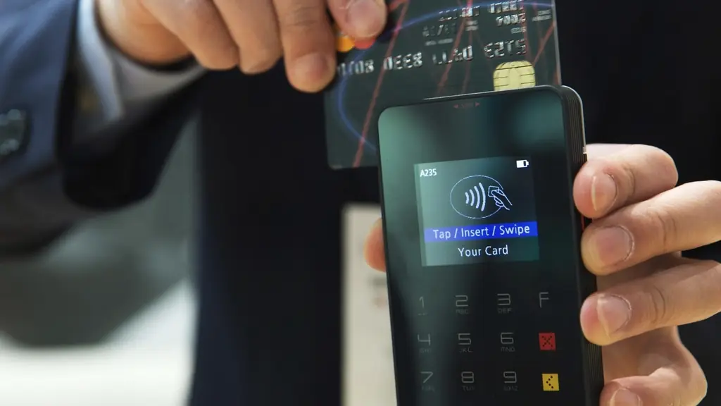 Pago con tarjeta en una terminal en el mostrador de un local