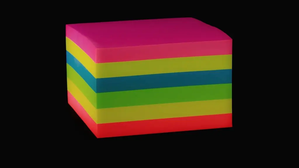 Bloque de notas adhesivas de colores sobre fondo negro, la organización de leads y oportunidades