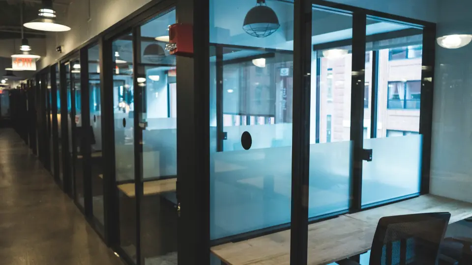 Pasillo de oficinas vidriadas vacío, un negocio que depende de una sola persona