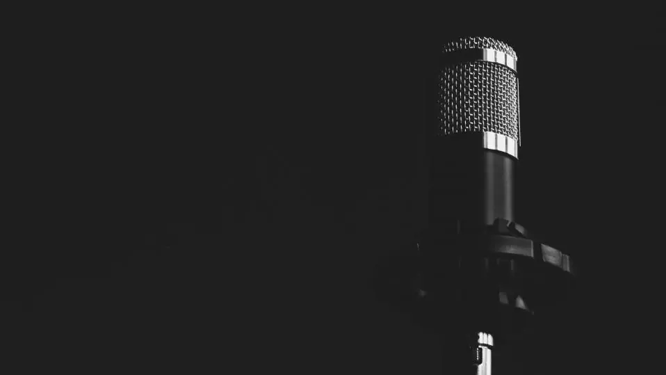 Micrófono de estudio en penumbra, la producción de contenido de una marca