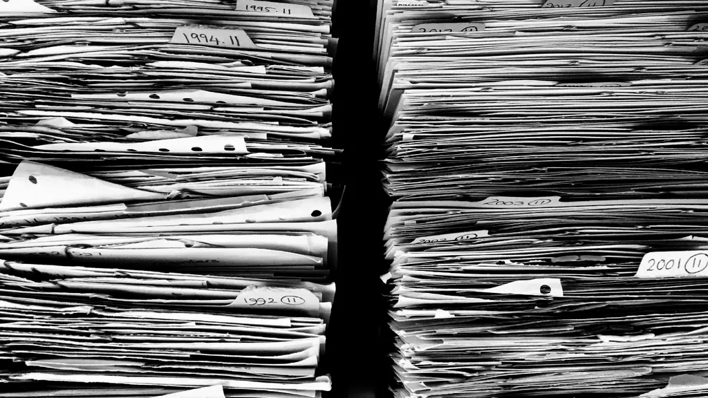 Pilas de papeles y carpetas, el trabajo administrativo manual